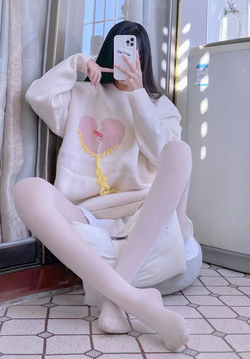 在角落的白丝超短裙大长腿小萝莉-无忧智云
