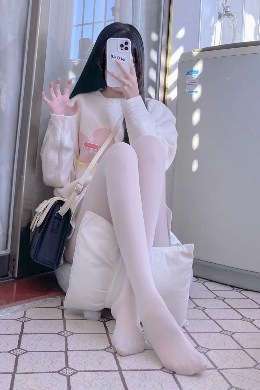 在角落的白丝超短裙大长腿小萝莉-无忧智云