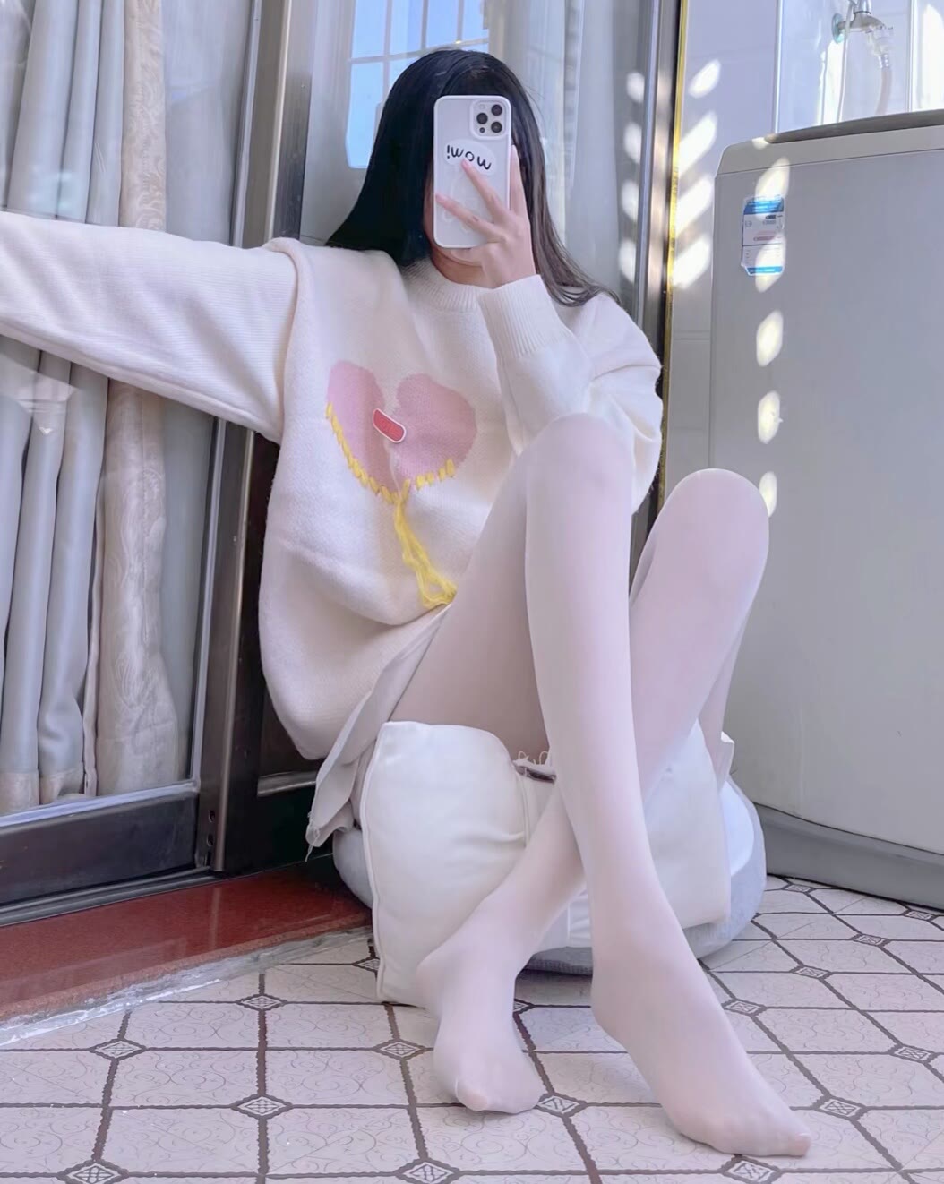 在角落的白丝超短裙大长腿小萝莉-无忧智云